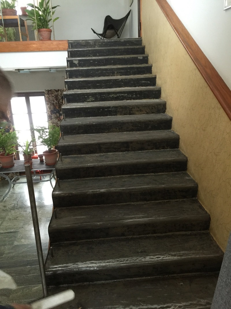 Borttagen gammal matta samt lister och slipning av trappa