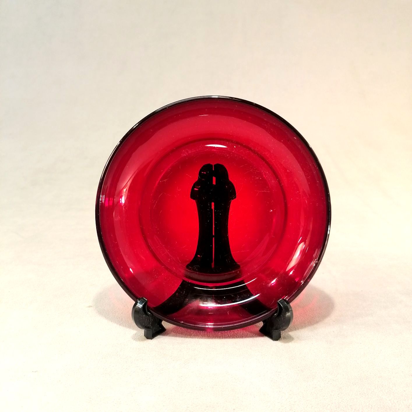 Riihimäen lasi punainen lasilautanen halkaisija n.14cm design Kaj Franck hinta 35eur.