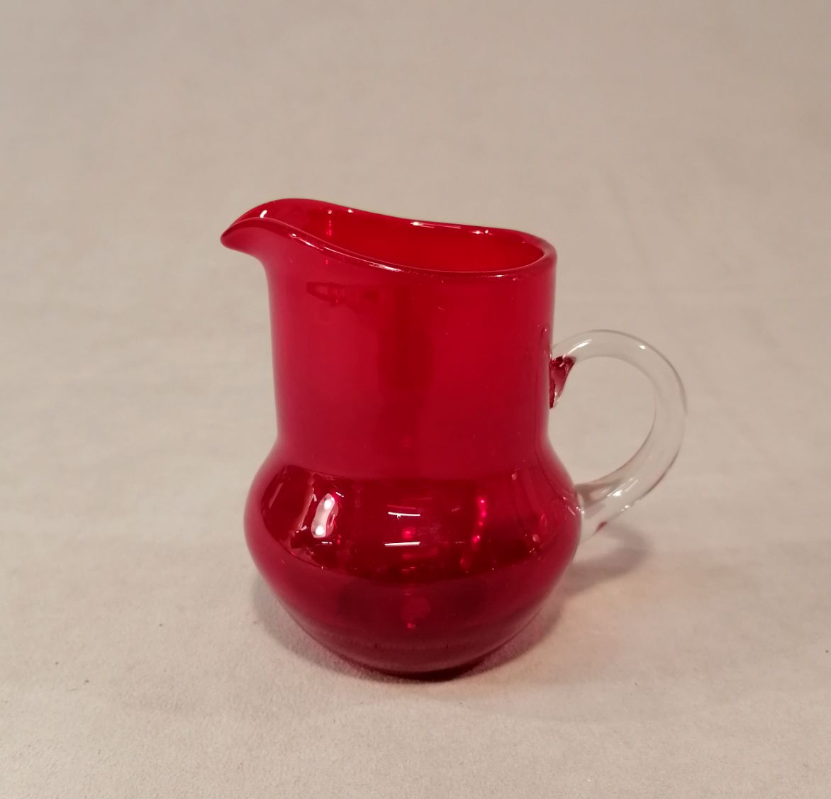 Riihimäen lasi punaunen Pomona kermakko korkeus 10,7cm suunnittelija Helena Tynell hinta 135euroa.
