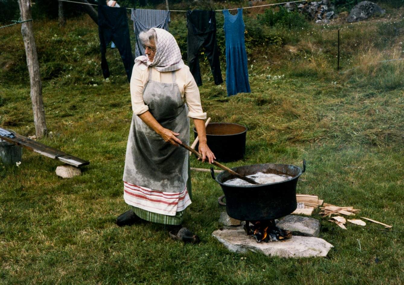 Elsa bykar och tvättar 1986 Foto:okänd