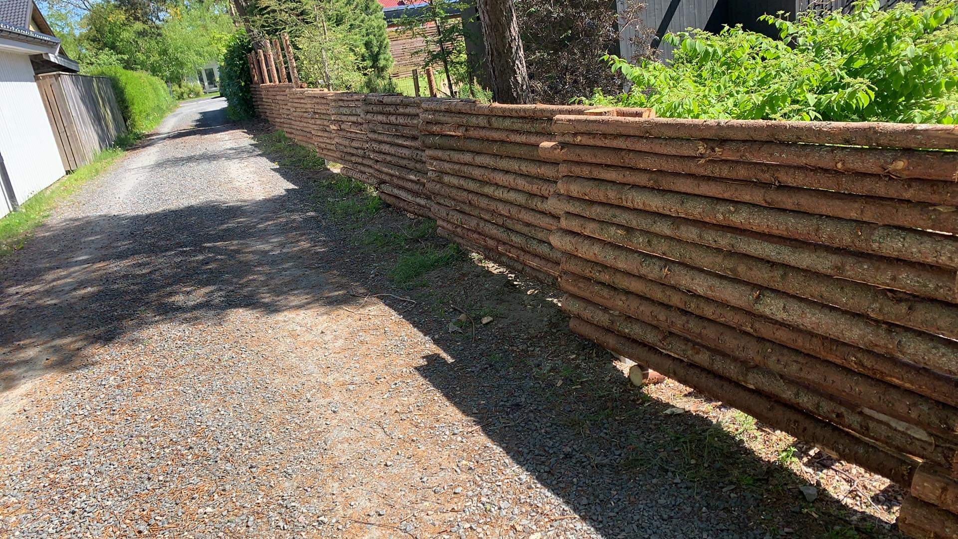 Ett fint staket som en av våra kunder byggt av våra granslanor.