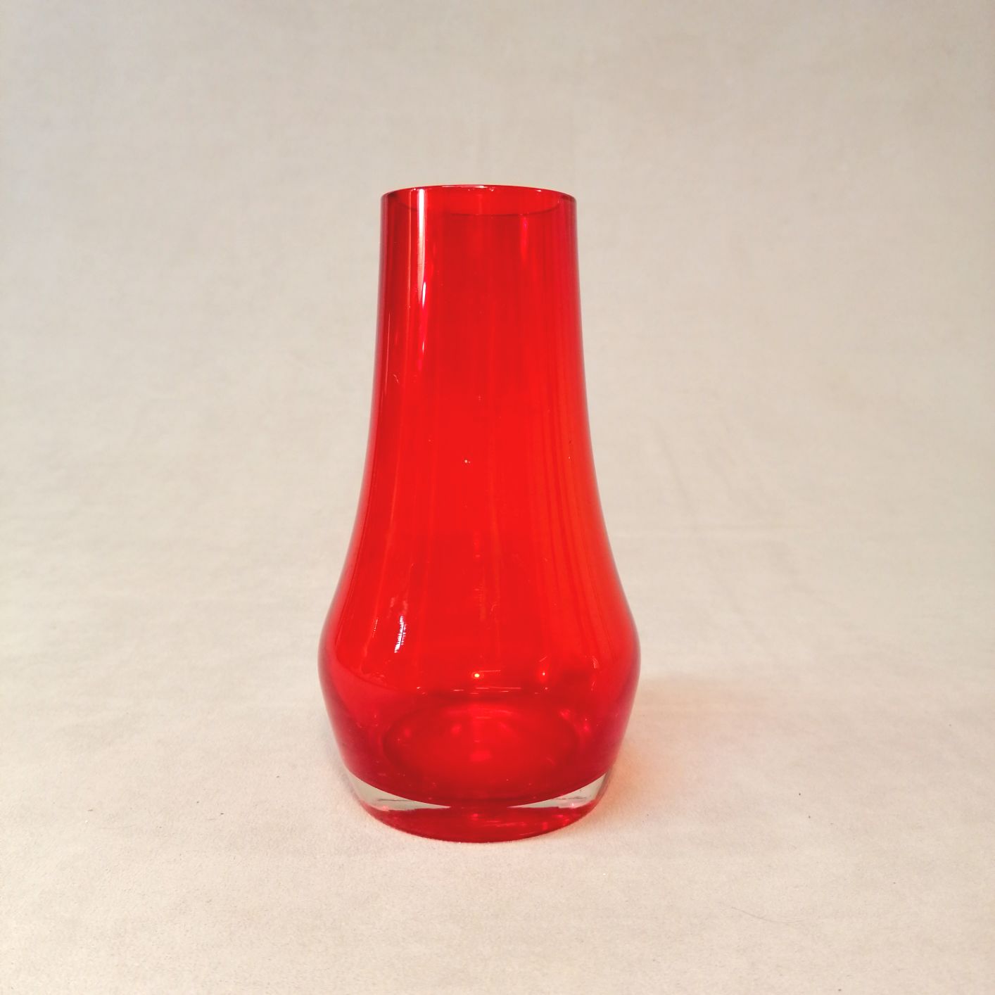 Riihimäen Lasi punainen maljakko korkeus 18cm valm. 60-luku suunnittelija Tamara Aladin hinta 65eur.