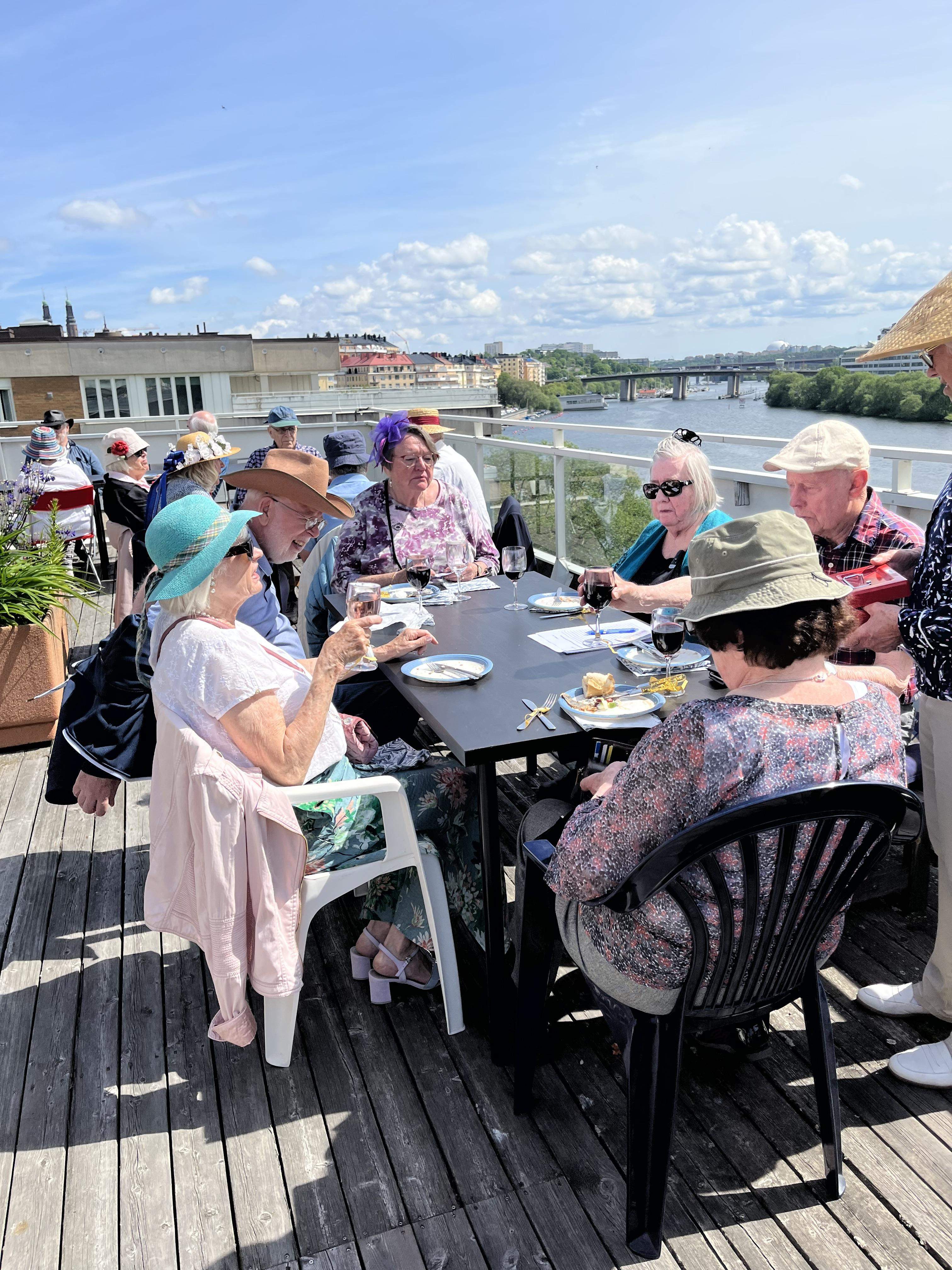 Den 9 juni 2022 hade vi Sommarfest på taket till 63:an i strålande sol och med hatt.