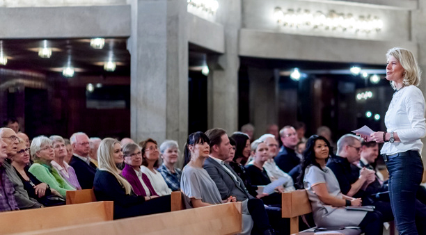 Pernilla warberg som konferencier i kyrka med stor publik
