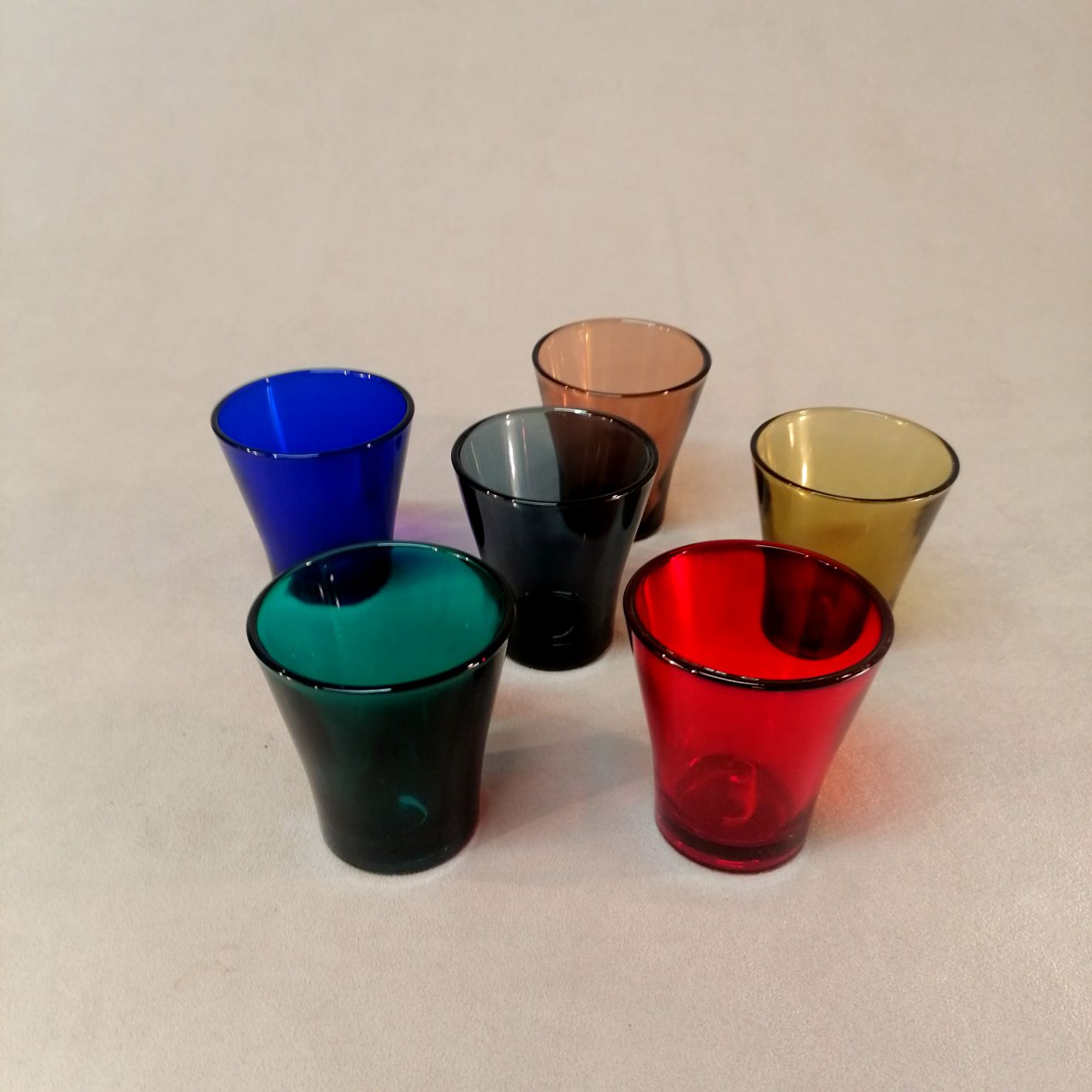 Riihimäen Lasi värilliset juomalasit erivärejä korkeus n.8,2cm halk. n.7,5cm hinta yhteensä 120euroa