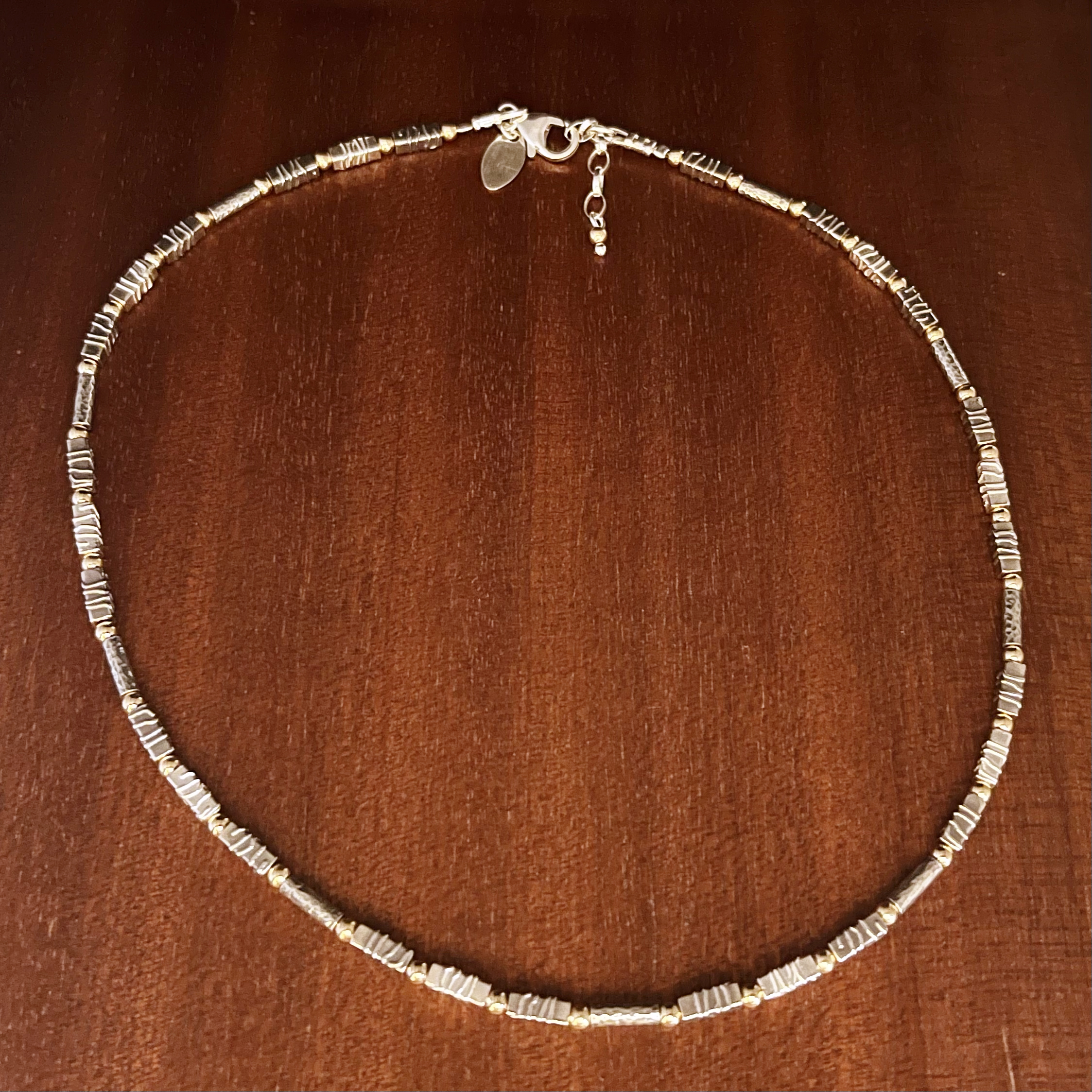 Halsband med fyrkantiga stavar i silver, förgyllt och oxiderat