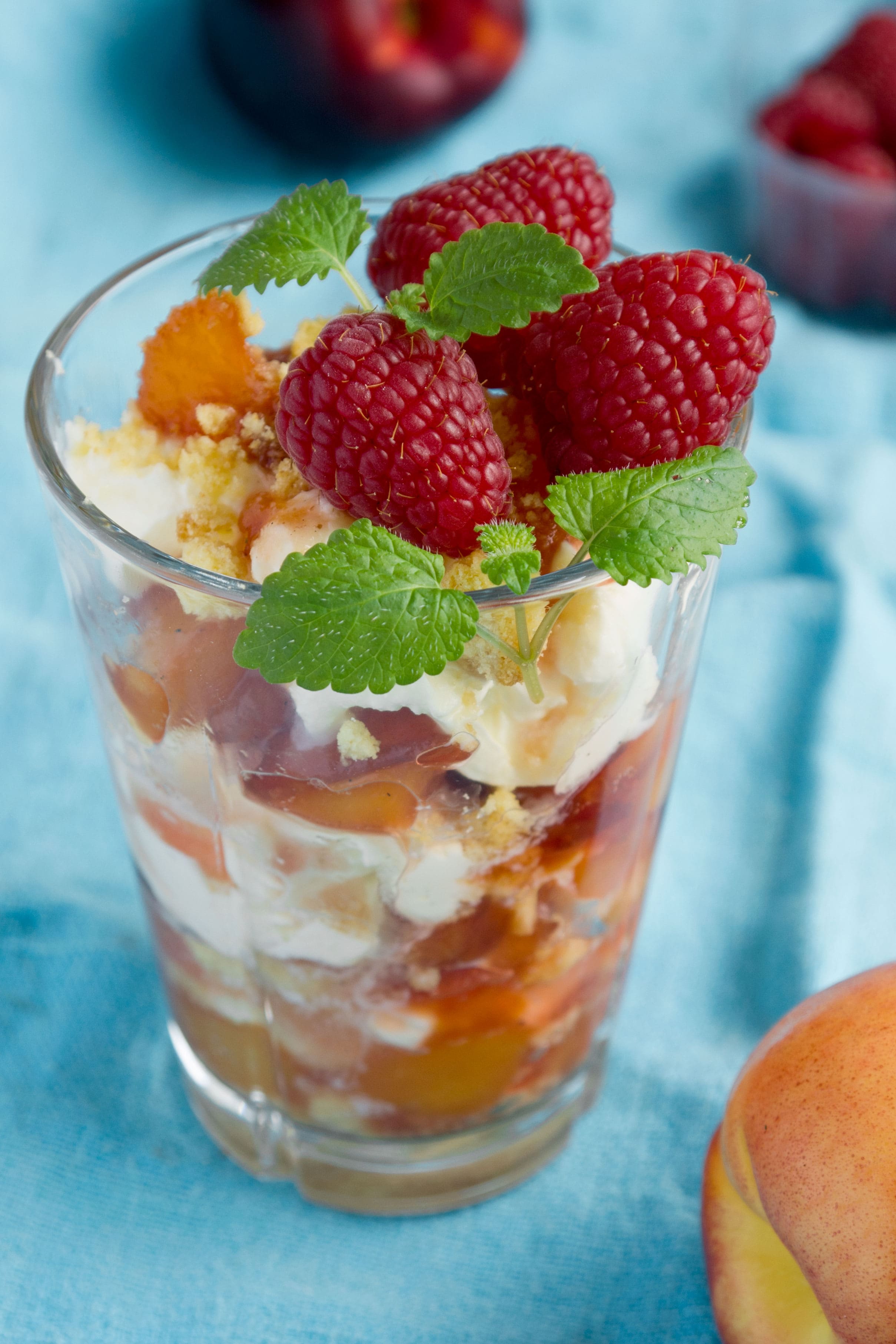 Dessert i glas med persika och mascarponekräm