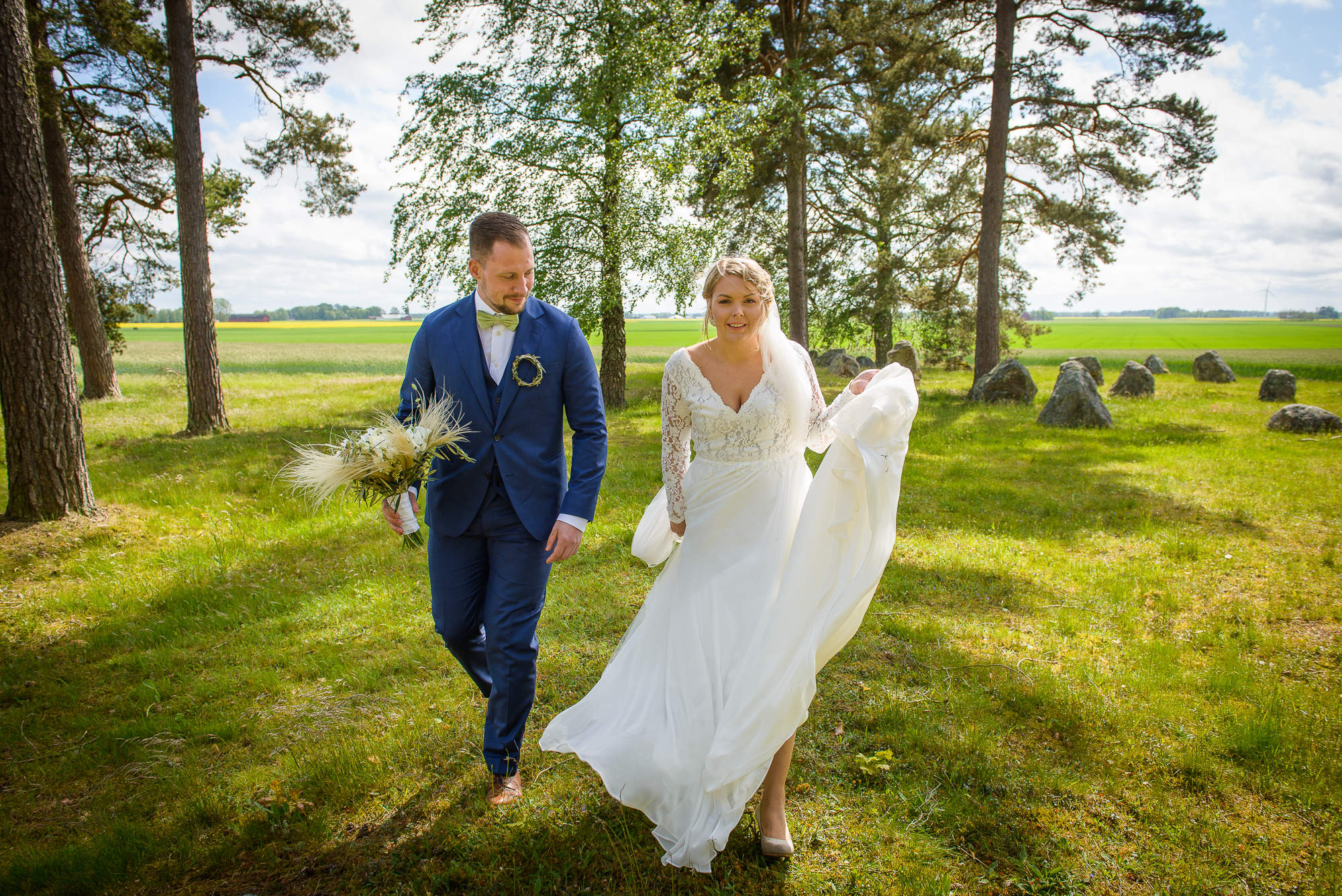 Bröllop i Lidköping. Brudpar i skog