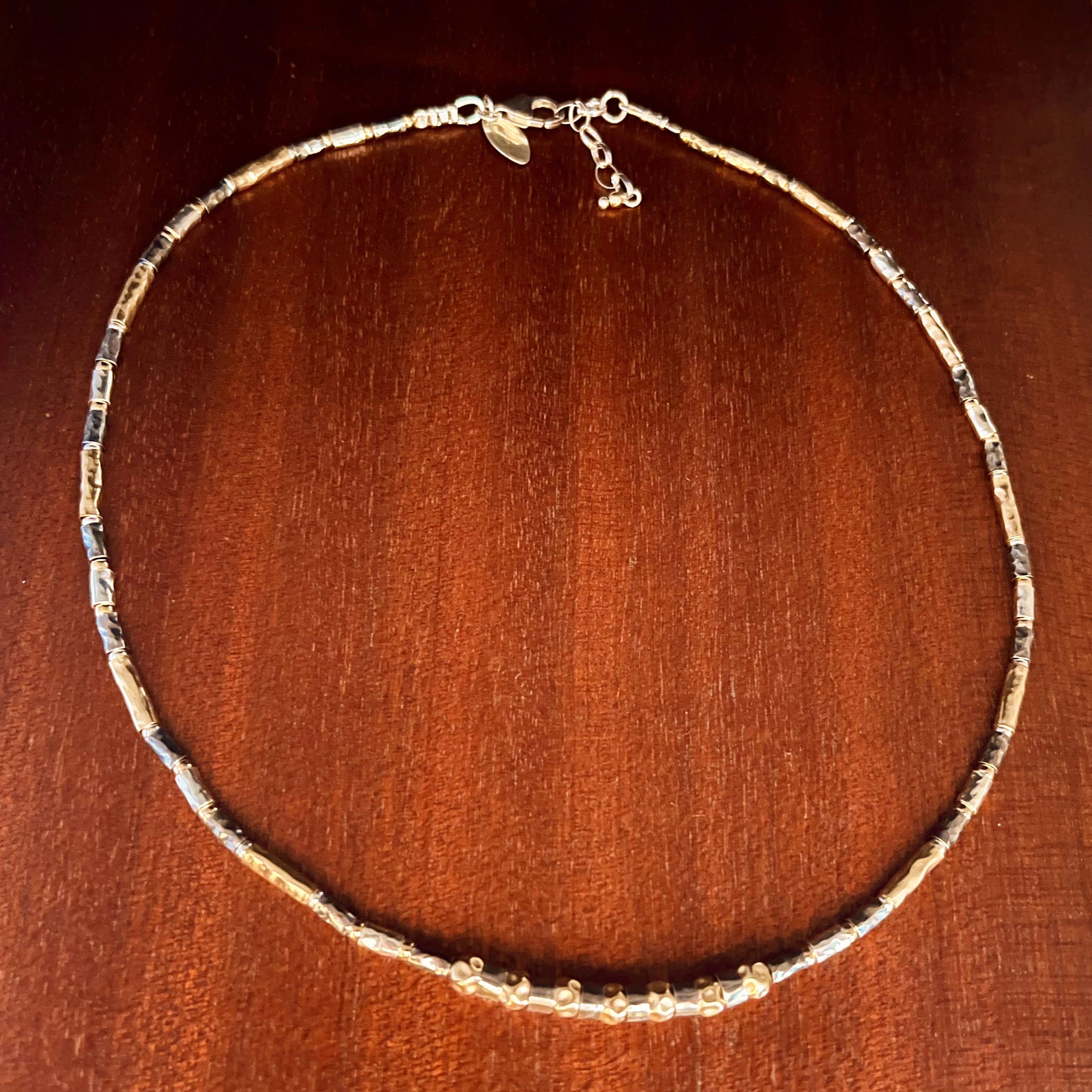 Halsband med runda stavar och kulor i silver, förgyllt och oxiderat