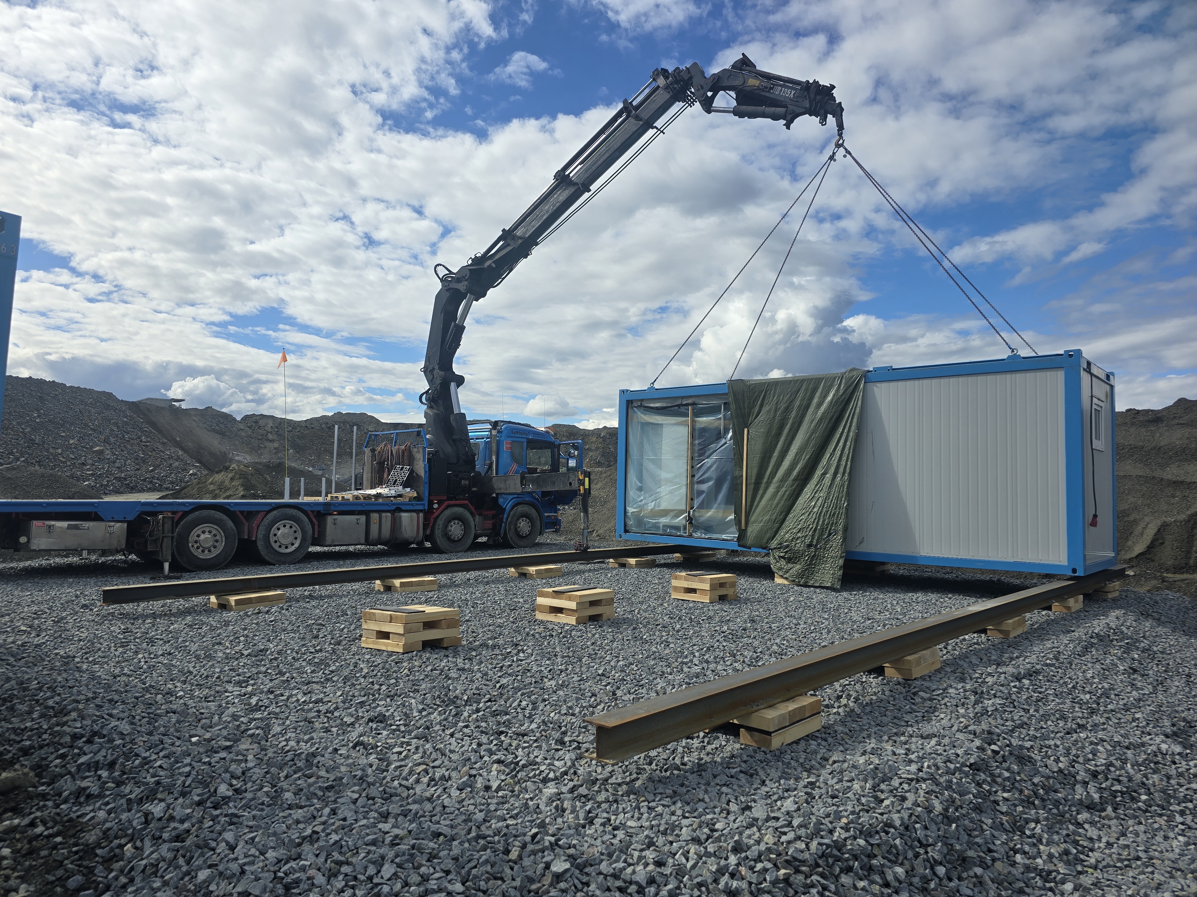 Montering av containermodul ink grundsättning på stålbalkar