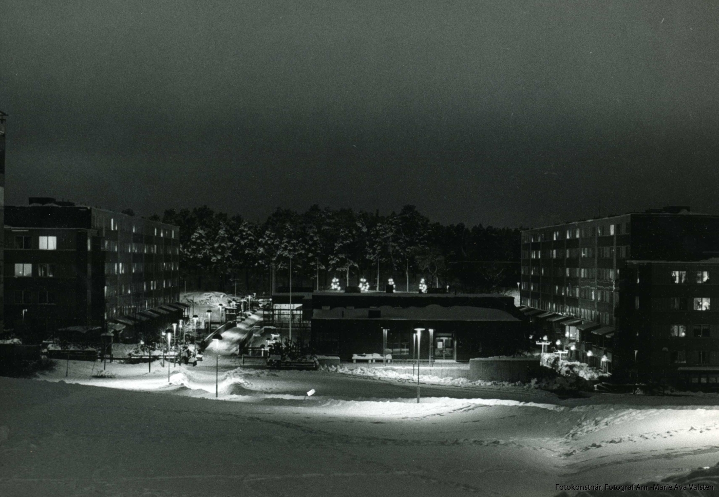 Natt över torget i Fisksätra