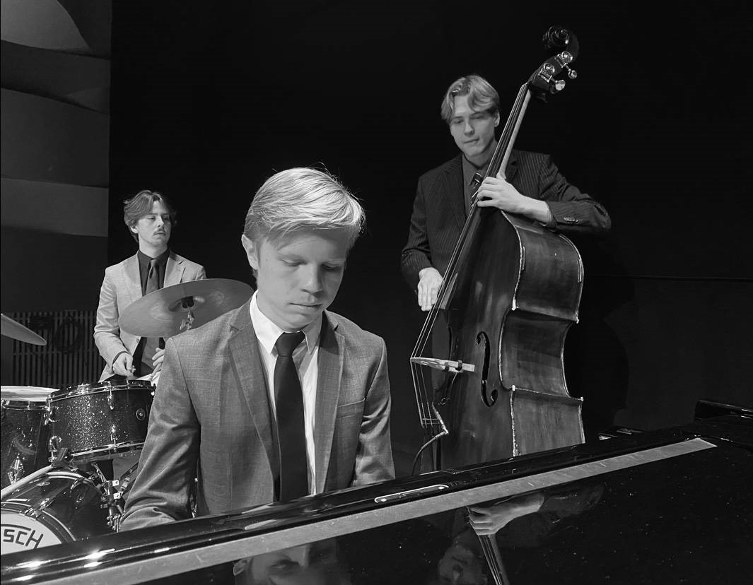 Elias Larsson, piano, Jacob Sandberg, kontrabas och Albin Eklund, trummor musicerar tillsammans.