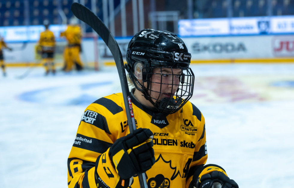 Vilma Granlund firar 100 matcher i Skellefteåtröjan.