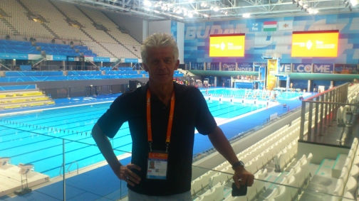 Leonard Bielicz poserar på Duna Arena