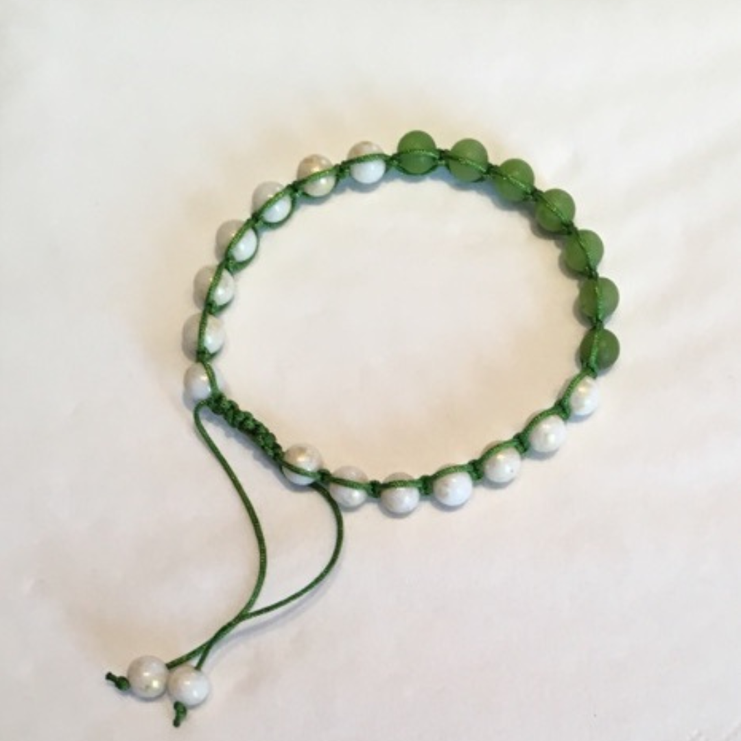 21 Bead Wrist Mala/Shamballa (19 cm) - Limegrön Jade, Vit Jade (SH13)