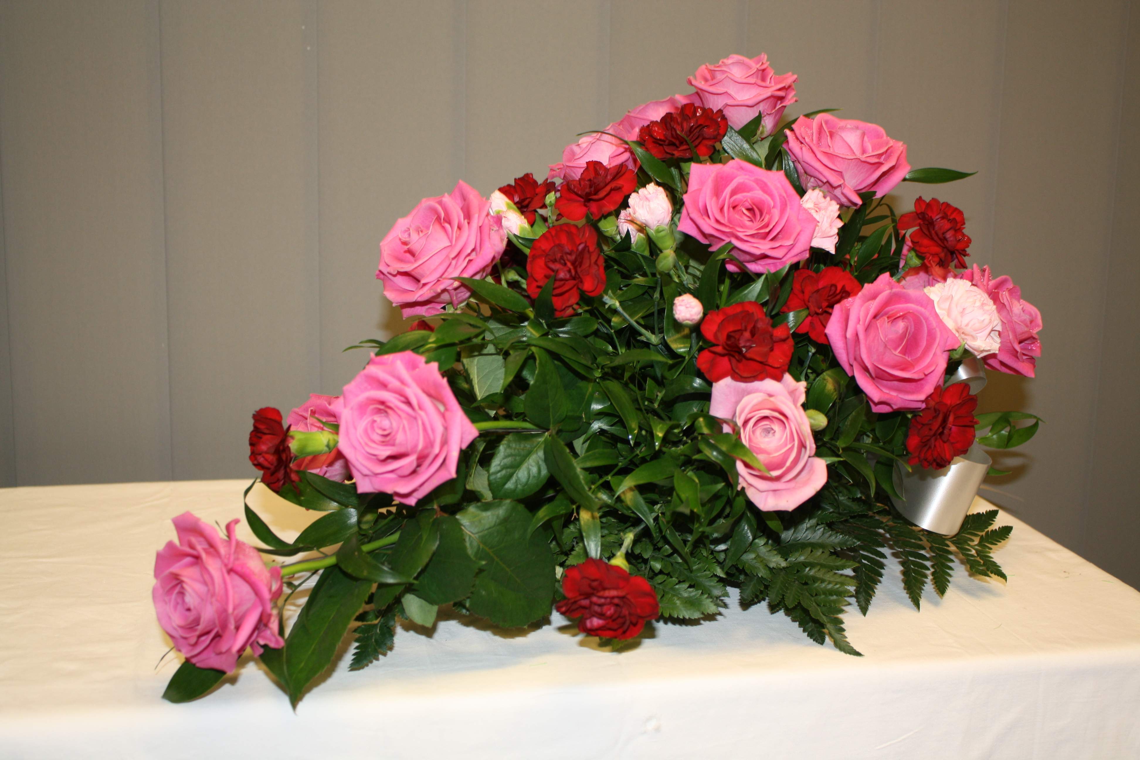 Kukkalaite ruusuista ja elegans neilikoista. Hinta alk. 70€