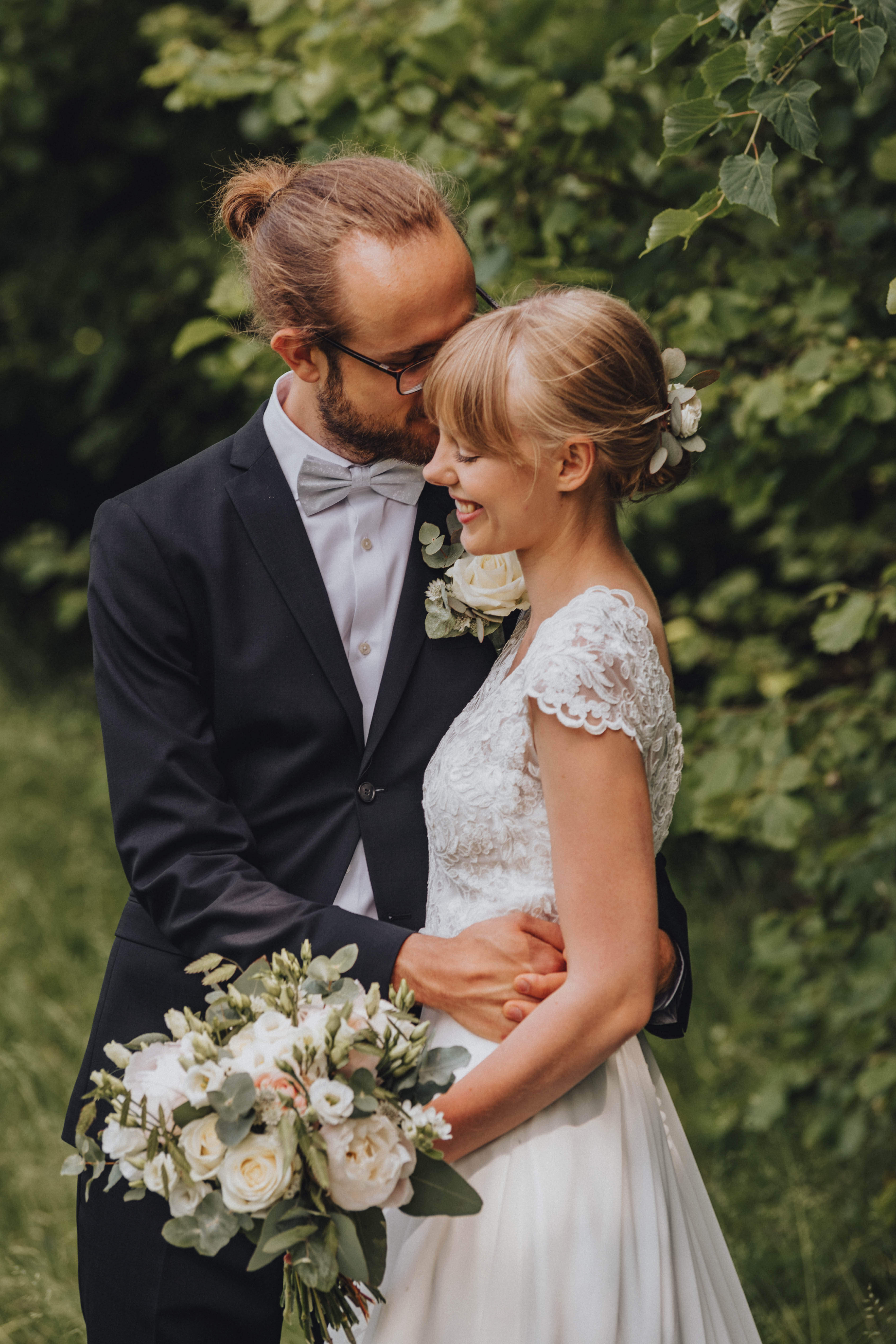 First look på bröllopsdagen, porträtt i skogen i Småland