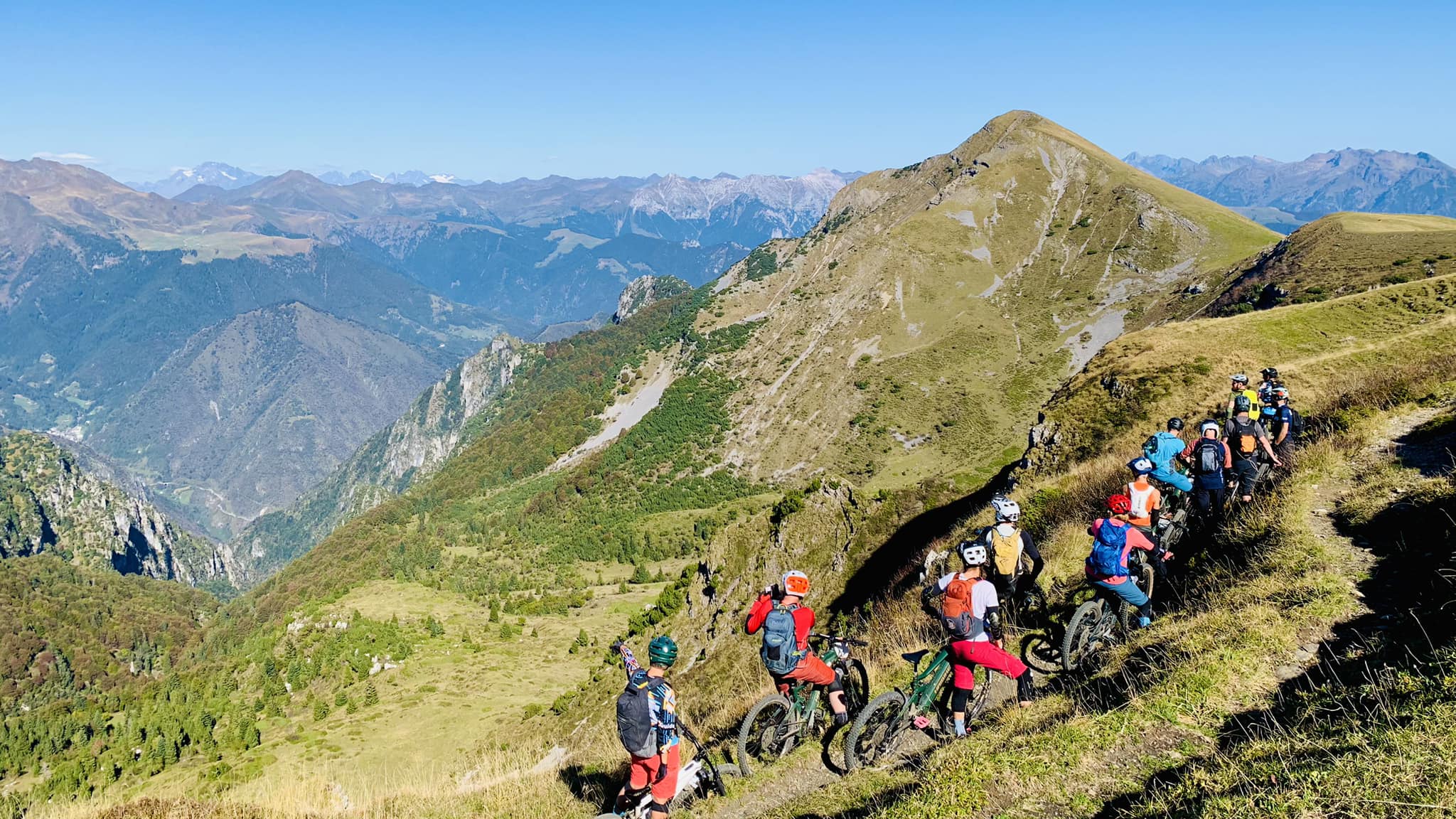 mountainbike cyklister på rad i bergen med strålande utsikt
