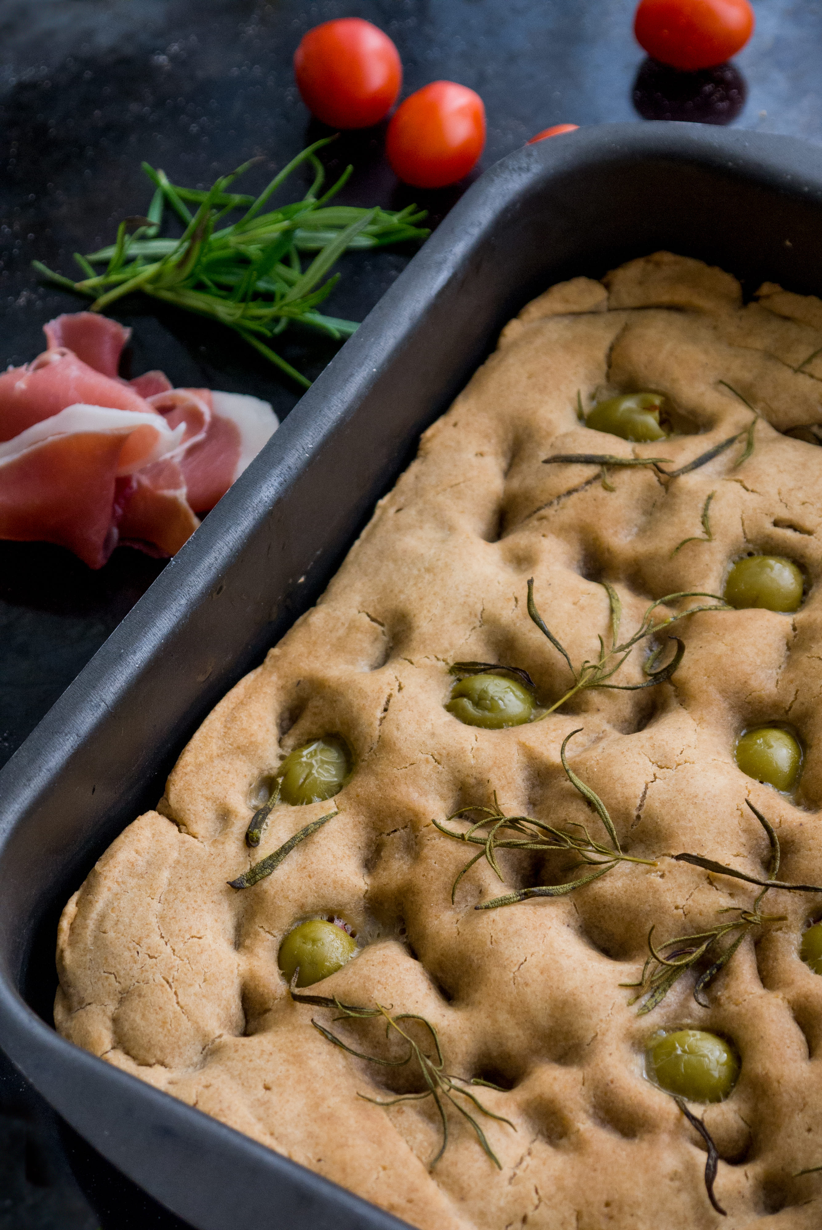 Glutenfri focaccia med gröna oliver