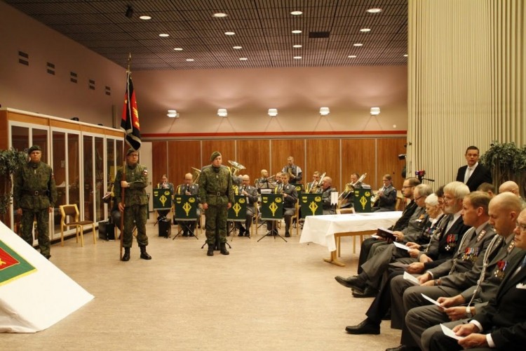 Kainuun Tykistörykmentin lippu, killan puheenjohtaja ja rykmentin komentaja saapuneet