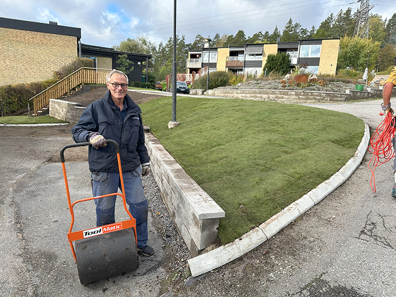 Bild på Åke vid nya gräsmattan