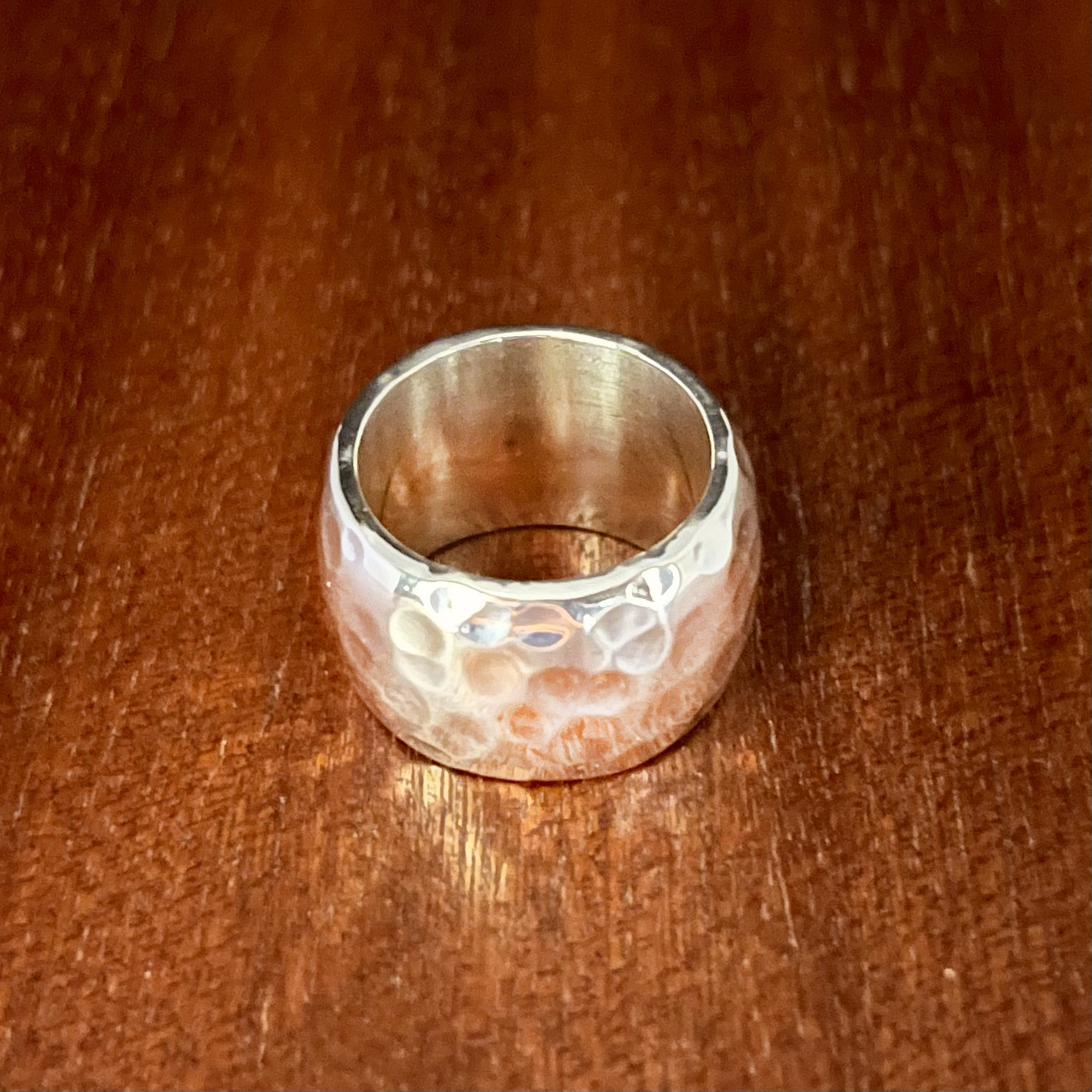 Ring med hamrad yta i silver