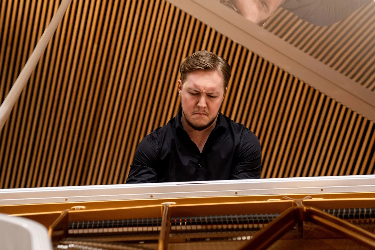 Sebastian Iivonen spelar inlevelsefullt på en flygel.