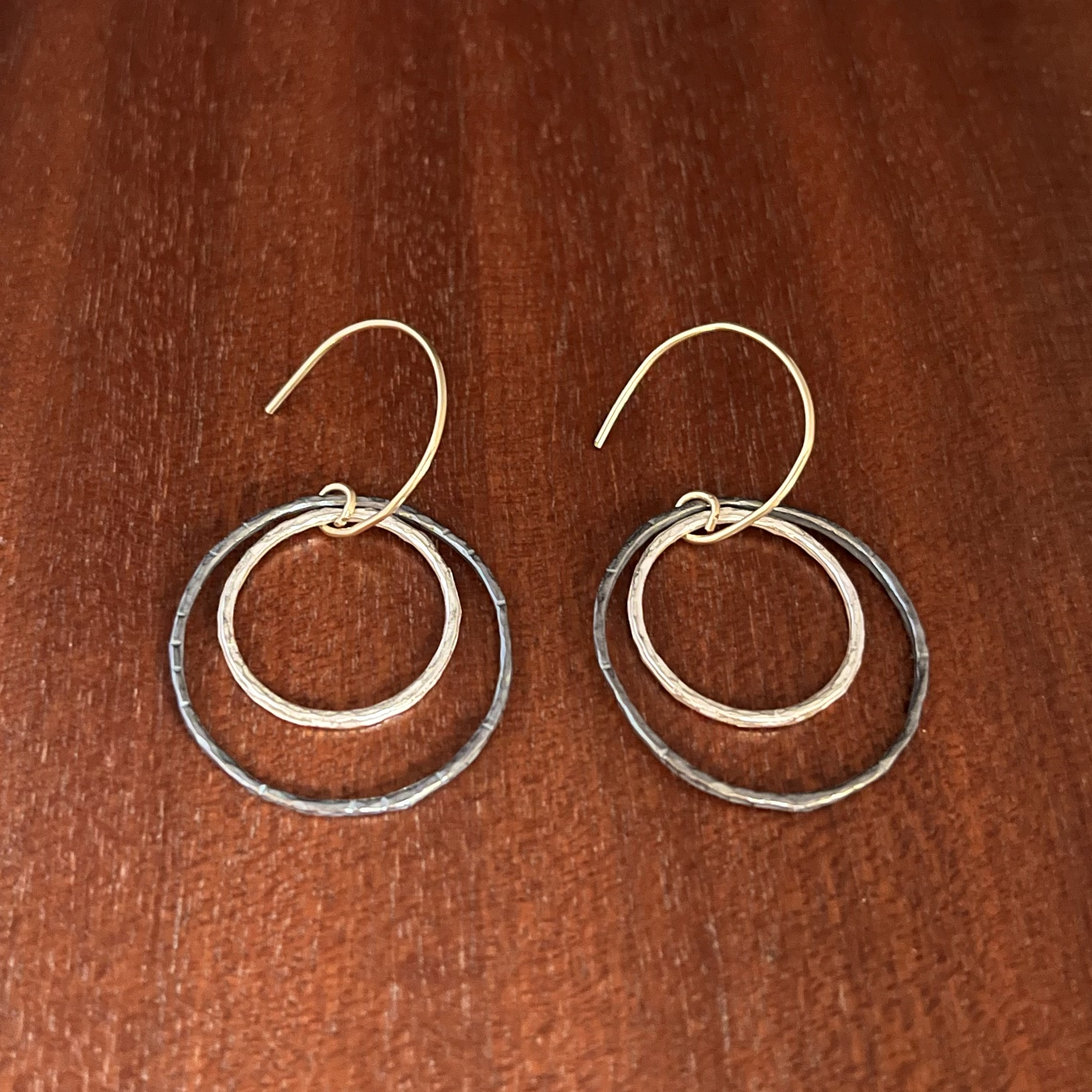 Örhänge med två ringar i silver och oxiderat