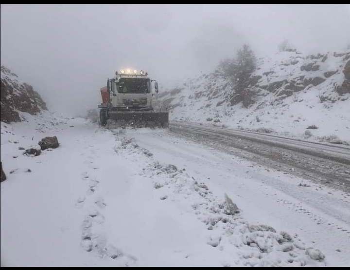 بەفر ڕێ لە گەشتیاران دەگرێت