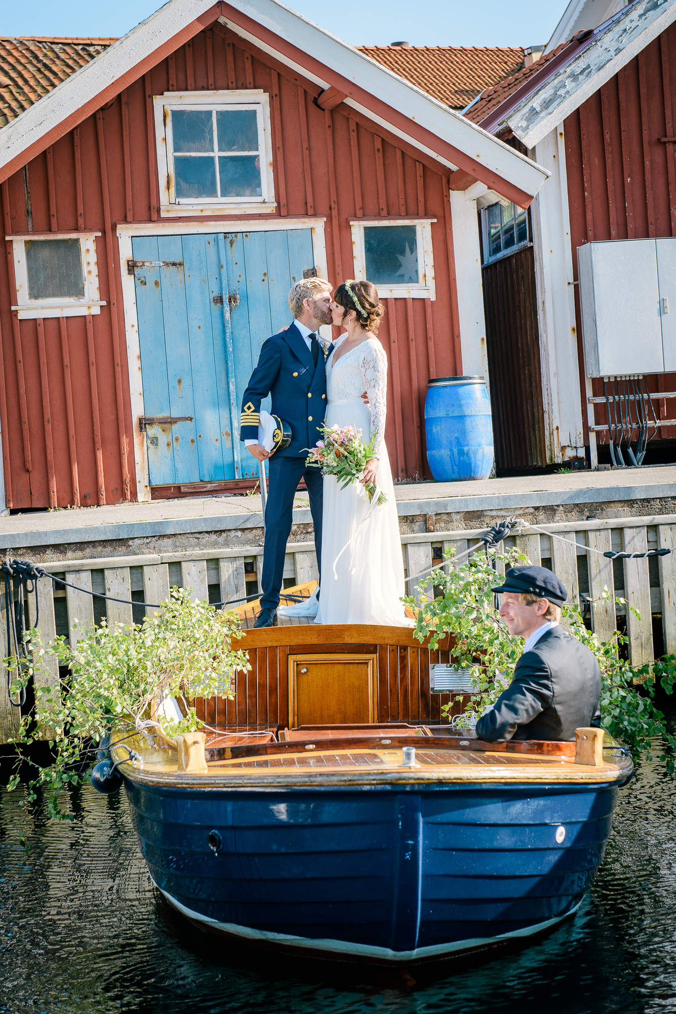 Bröllop på Åstol. Båt brudpar