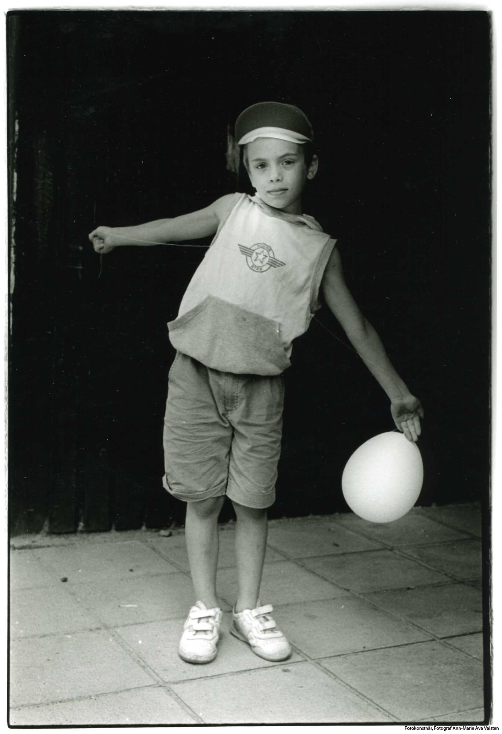 Fotokonstnär, Fotograf: Ava Valsten, Pojken med ballongen