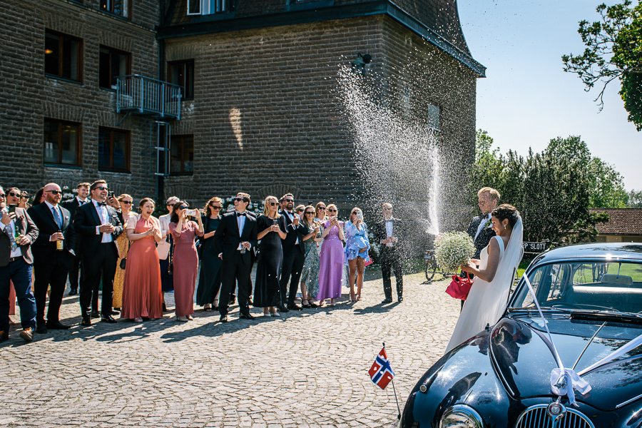 anländer till bröllopsfest bjertorp slott champange