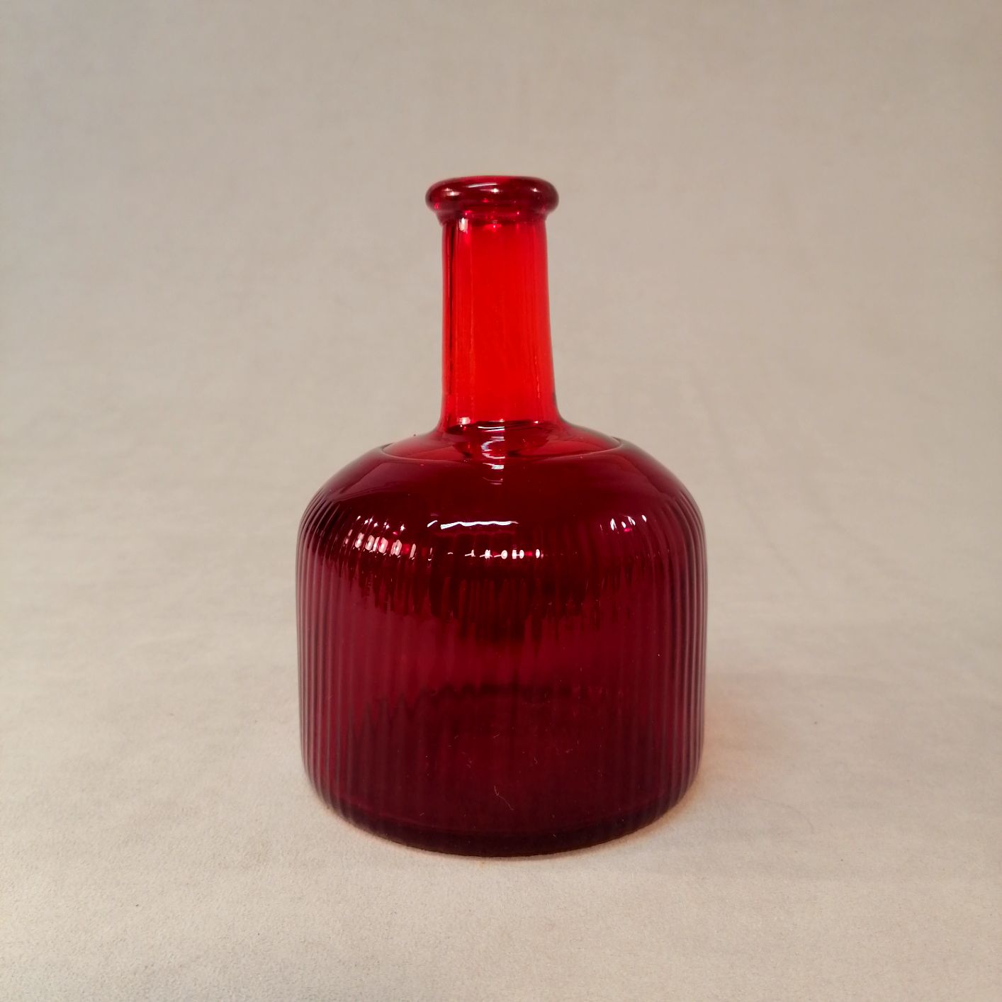 Riihimäen Lasi punainen pullo harvinaisella kohoraidoituksella kork 17cm halk 11,5cm hinta 165euroa.