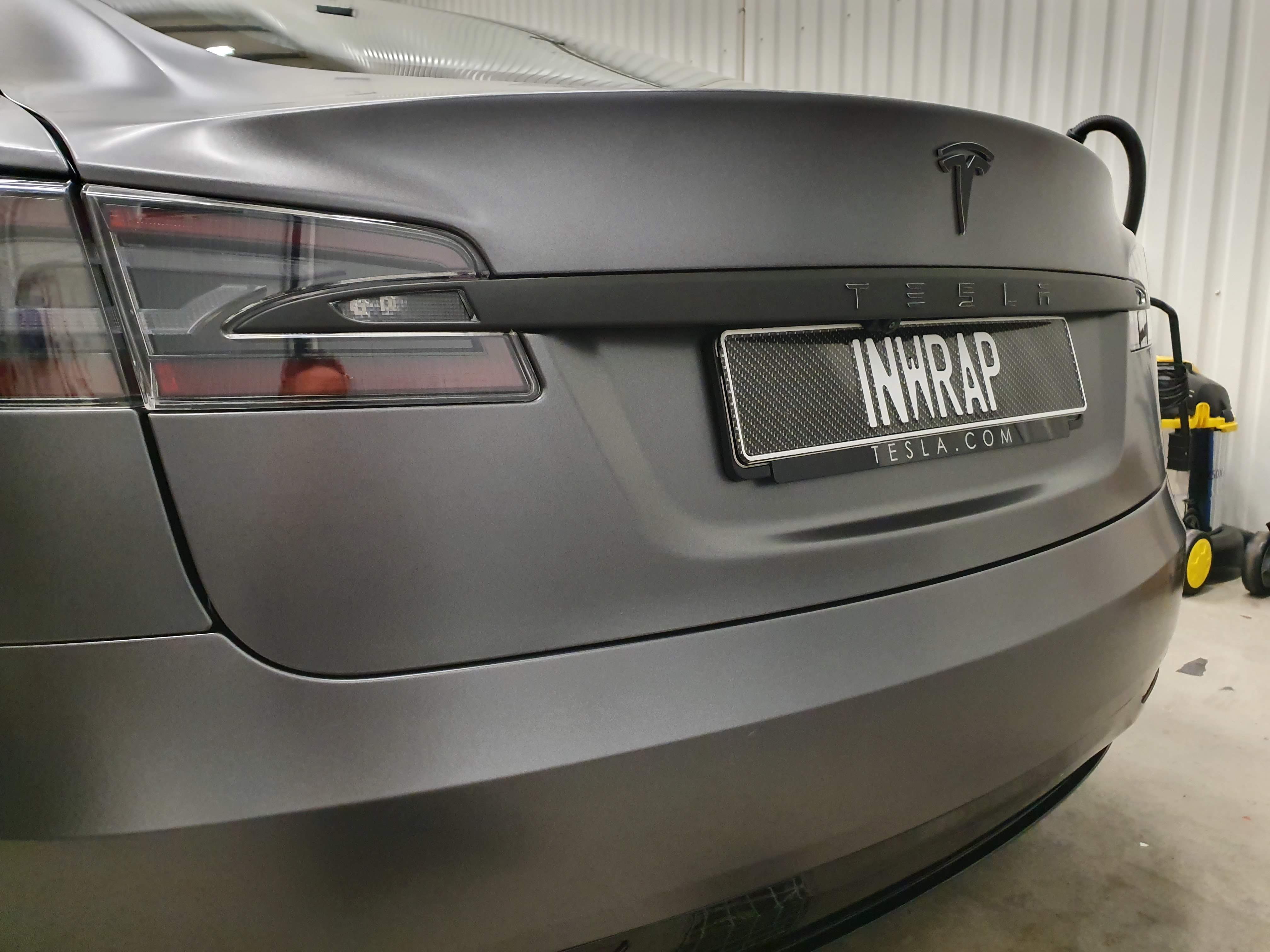 Närbild på bakdelen av helfolierad samt dechromed Model S.