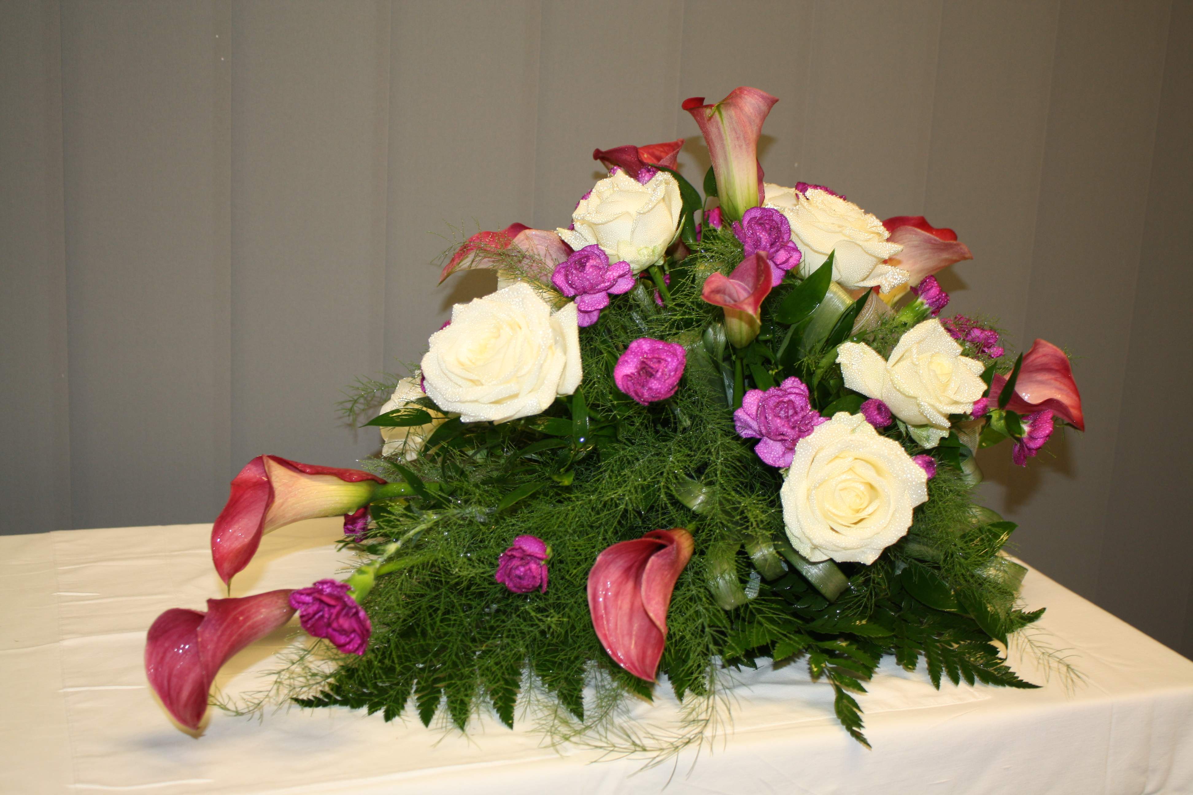 Kukkalaite ruusuista, callasta ja elegans neilikasta. Hinta alk. 90€