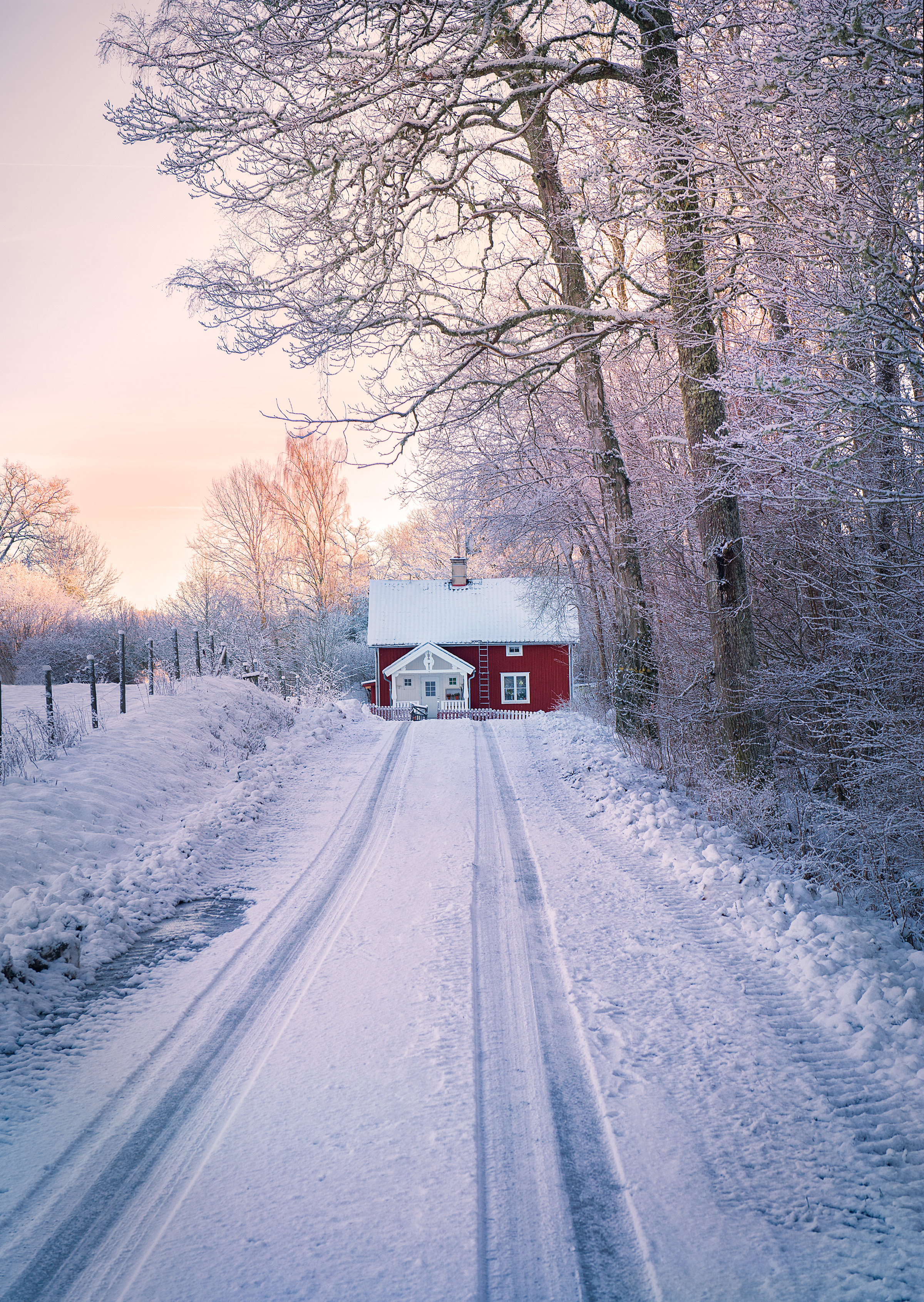 Vinter scen i Sverige med rött hus