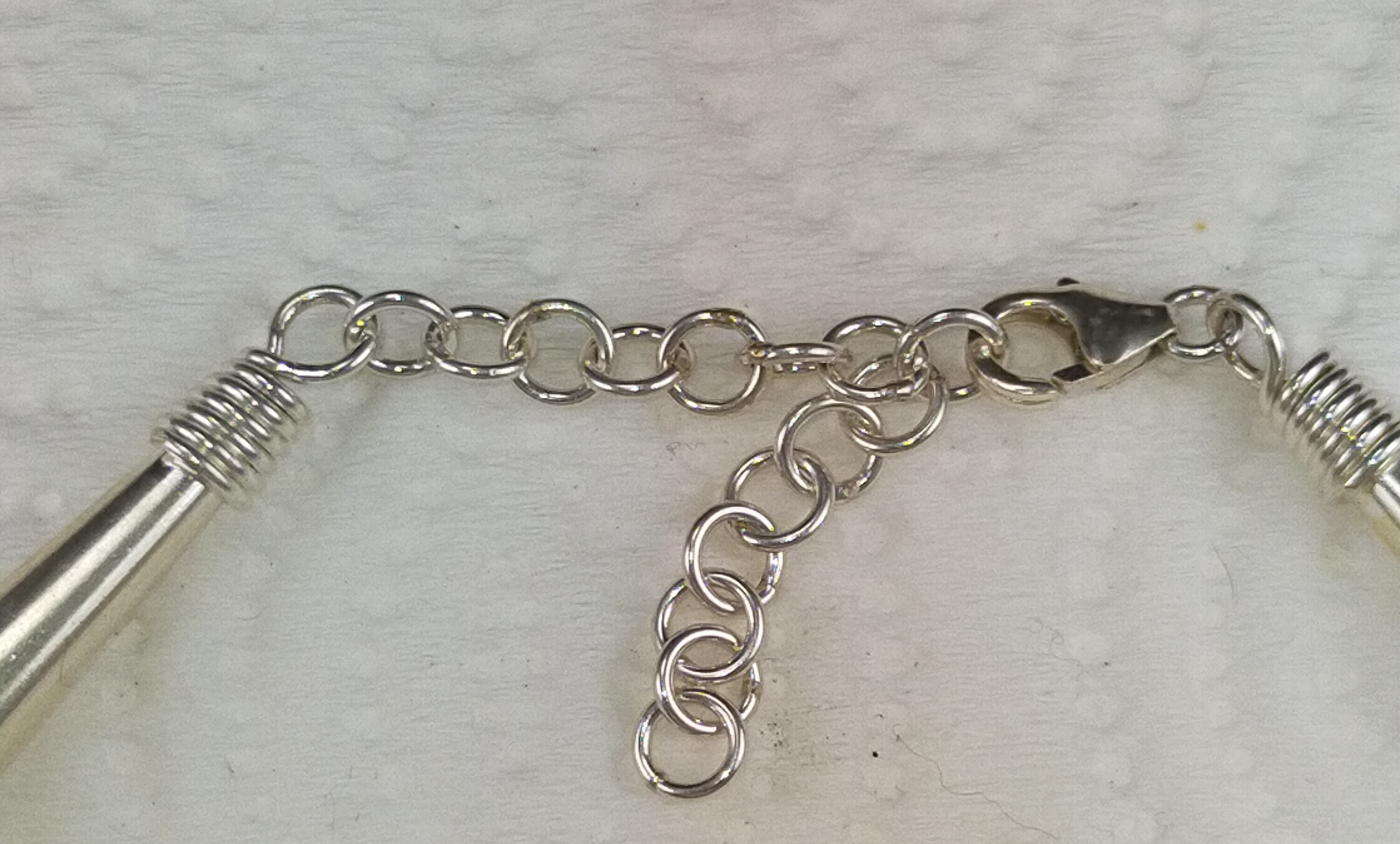 Trådarmband justerbart mellan 18 - 22 cm.