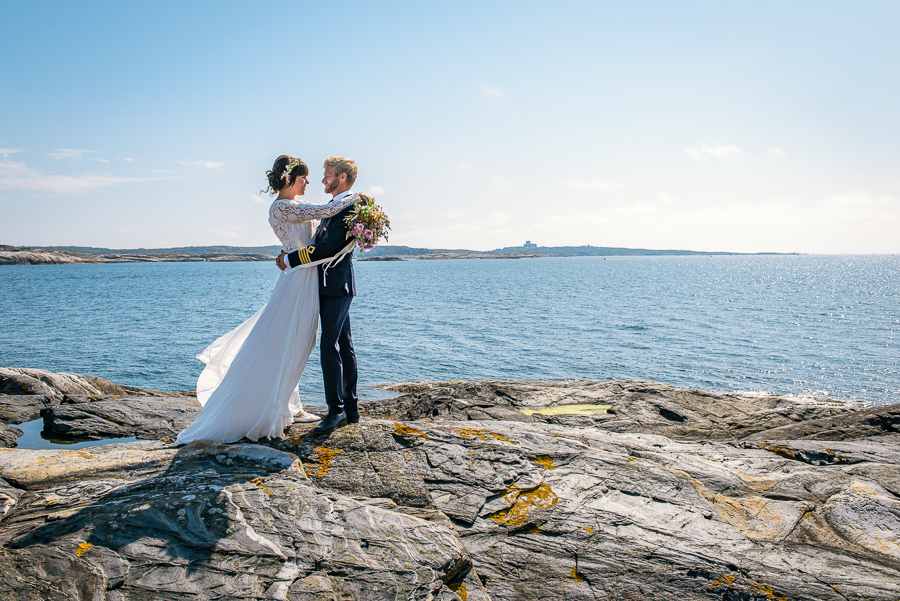 Bröllop på Åstol brudpar klippor