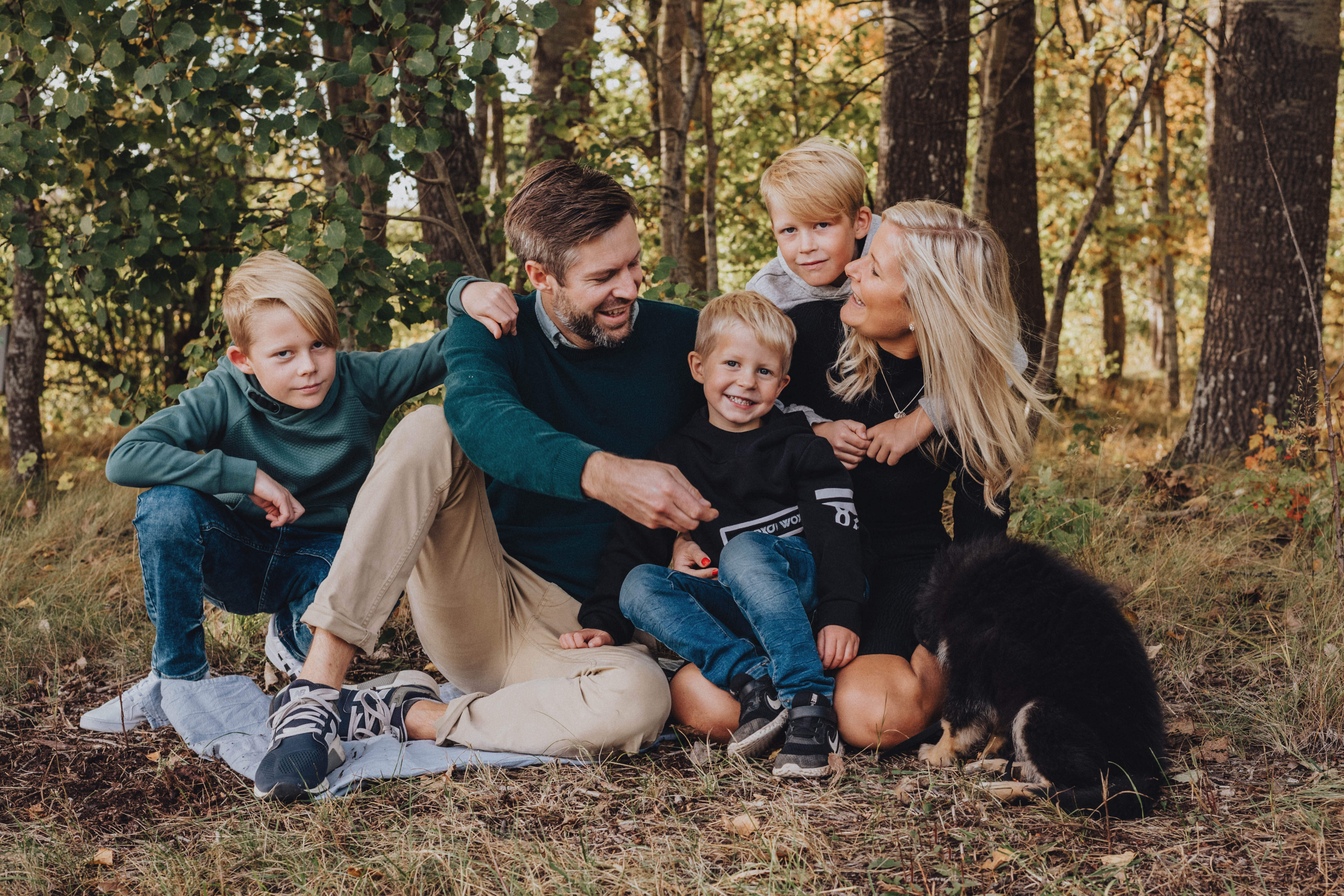 Familjefotografering med en familj och deras hund i Norrköping