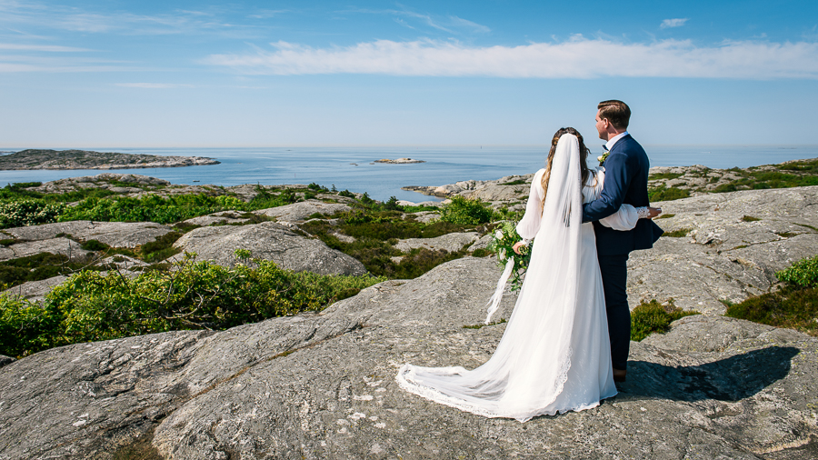 Bröllop Marstrand brudpar klippor