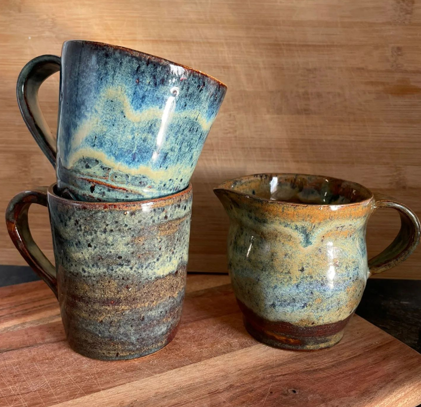 Unika handgjorda keramikmuggar med rustik charm och naturliga texturer och mjjölkkanna. Jordnära fär