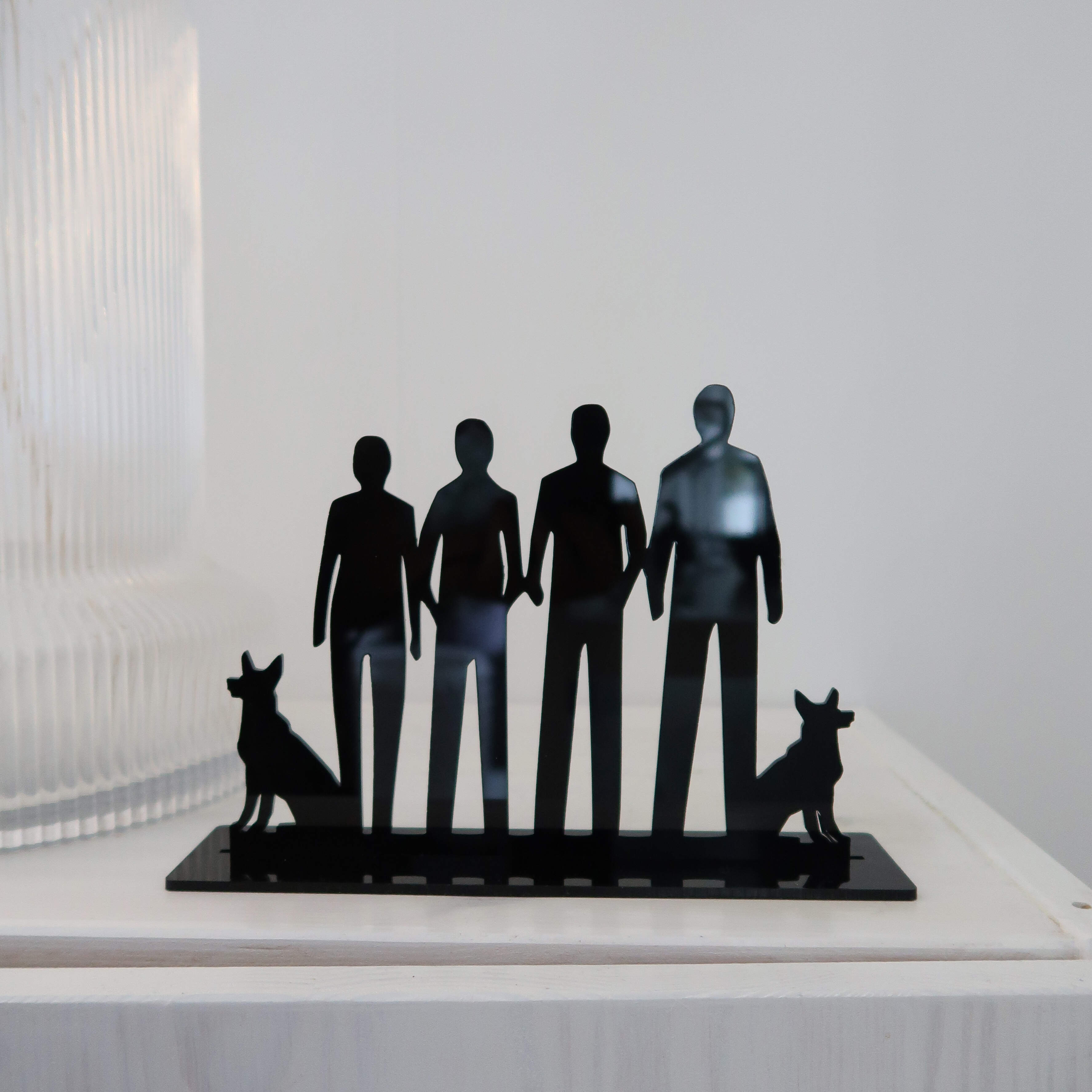 Siluett - Familj med fyra familjemedlemmar och två hundar