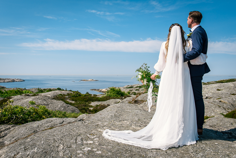 Bröllop Marstrand brudpar klippor