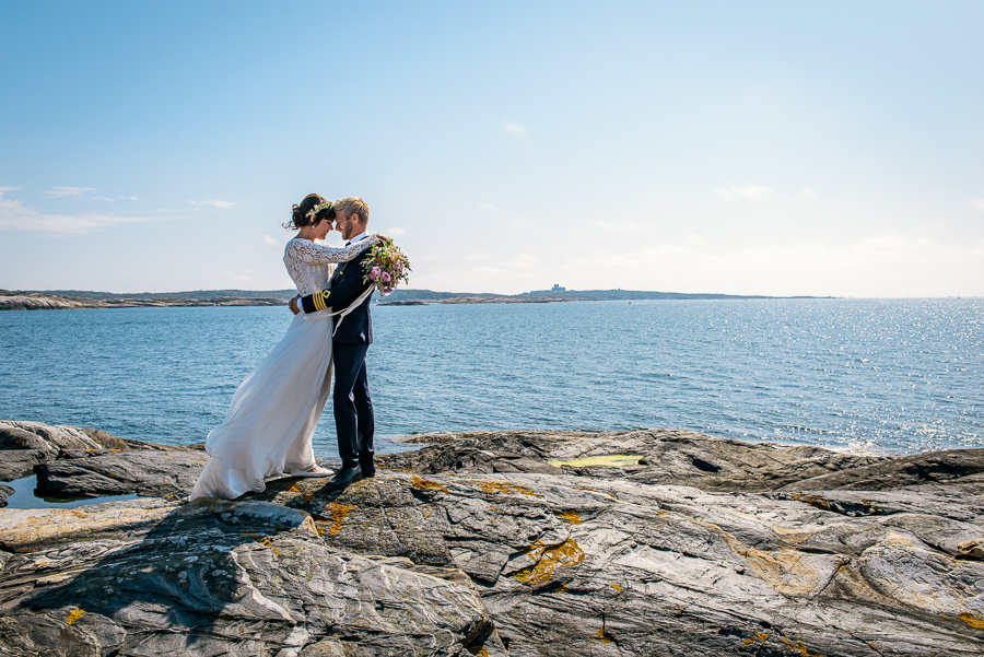 Bröllop på Åstol brudpar klippor