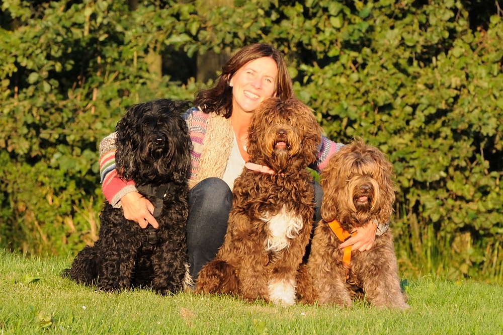 Elisabeth Roest Kempemo van Zensitive Puppy Training met haar barbets Yatzie, Merveille en Moët