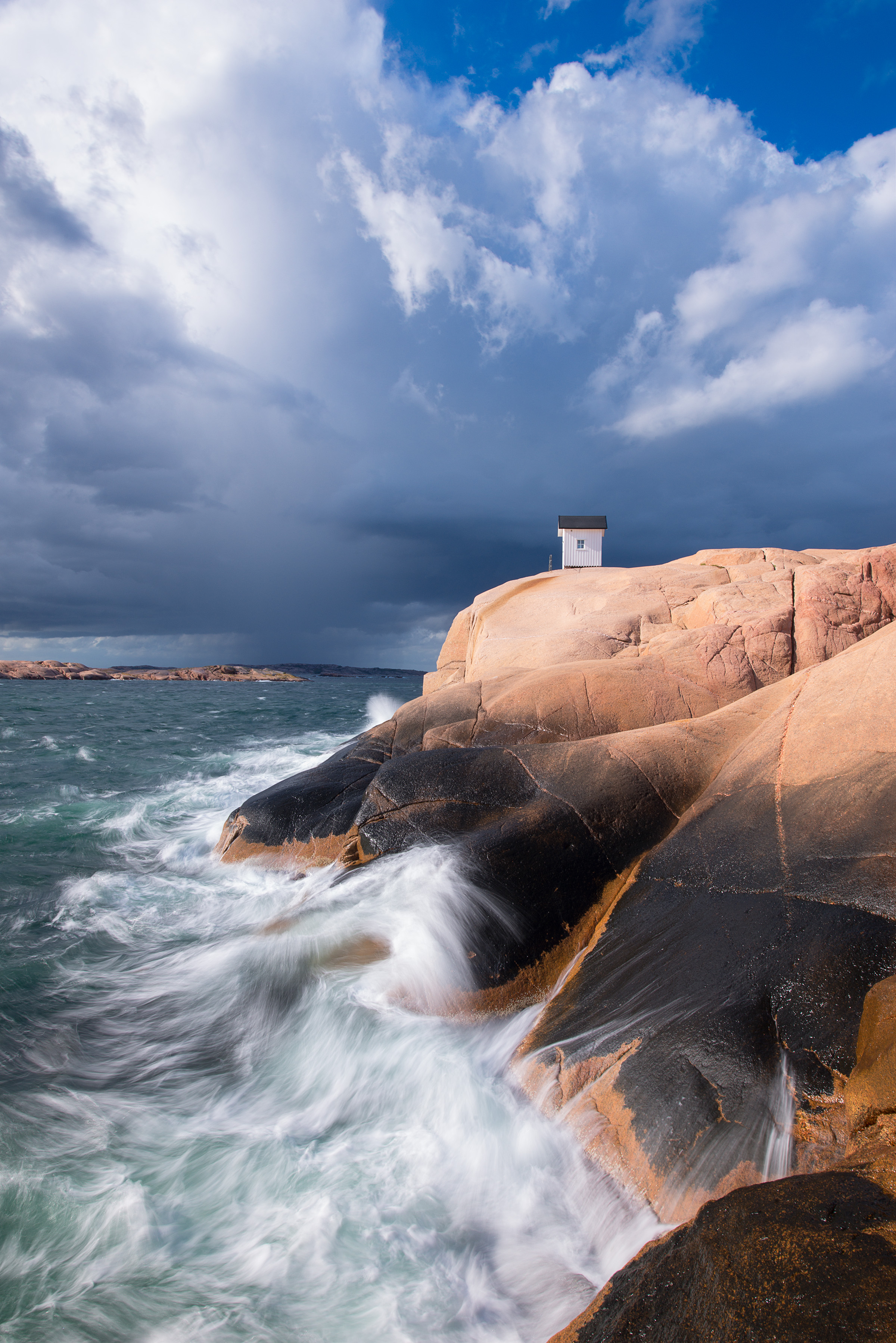 Fyrhus i Lysekil med vågor