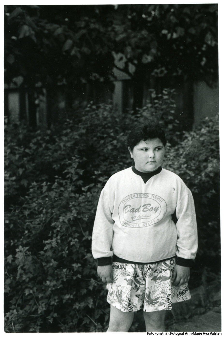 Fotokonstnär, Fotograf: Ava Valsten, Flickan med bad boy tröja