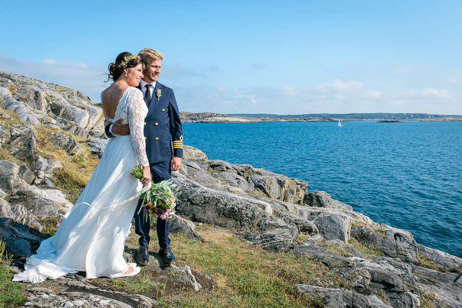 Bröllop på Åstol brudpar klippor