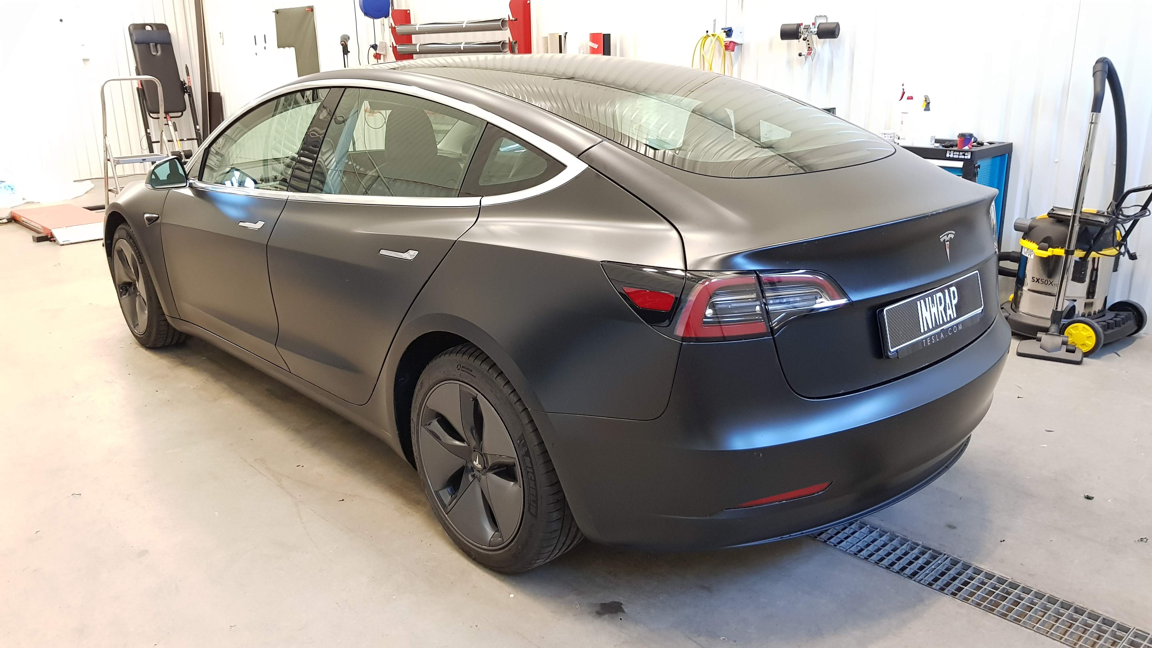 Tesla Model 3 heltäckt med matte PPF. (Bak)