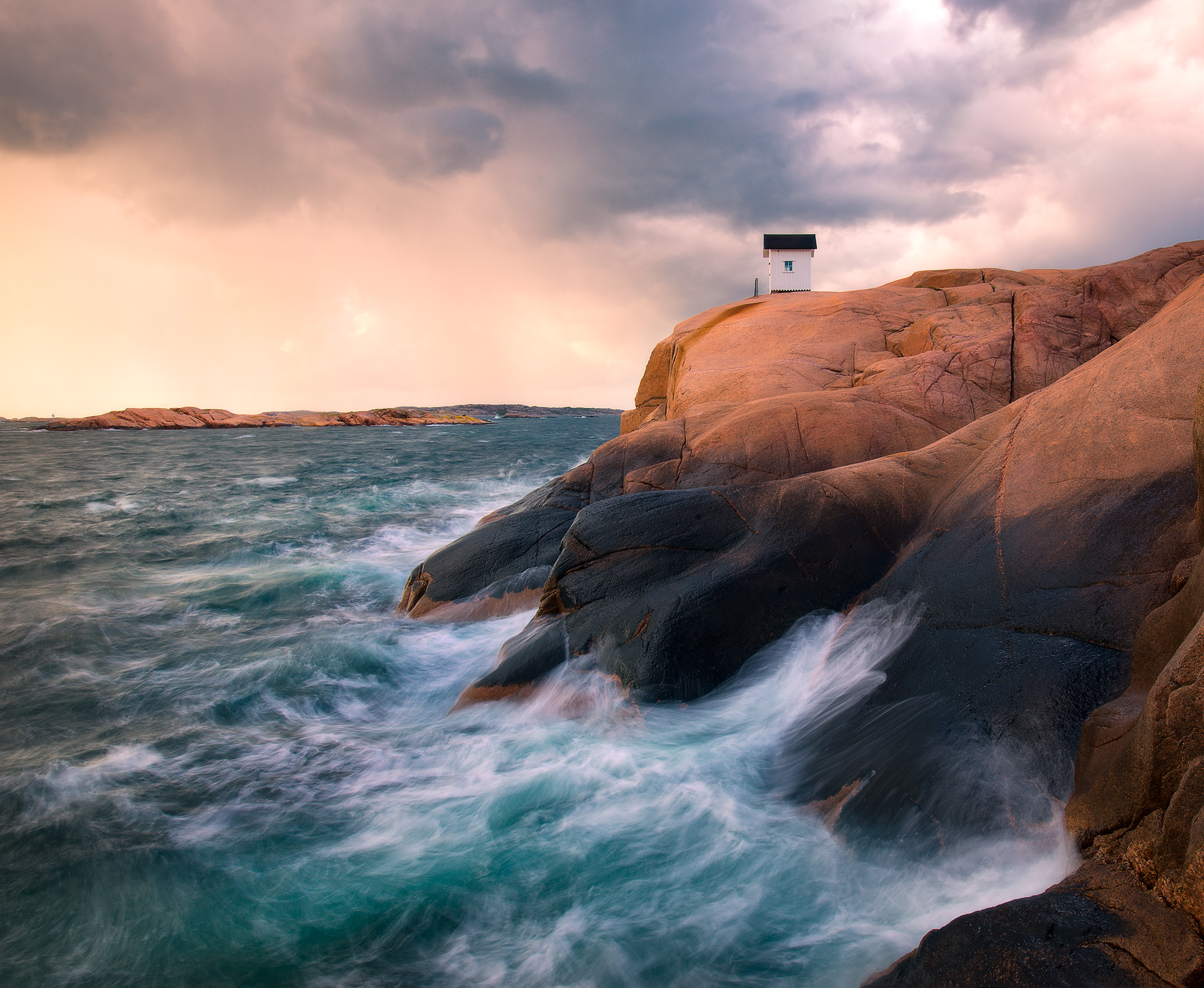 Fyrhus i Lysekil med klippor